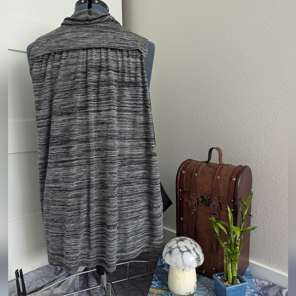 LOGO Stylish Black and Gray Drape Vest Large - Picture 5 of 5
